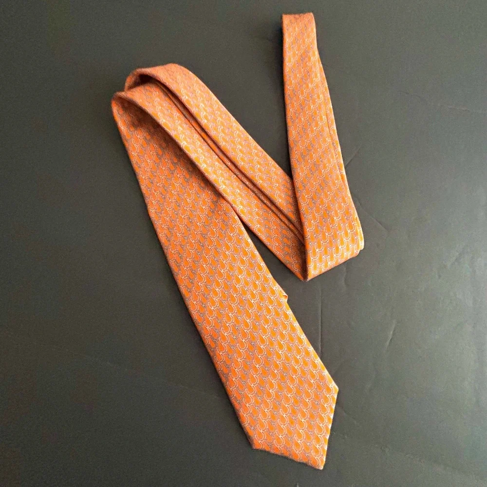 Hermes Paris Mens Orange Silk Horseshoe Link Pattern Necktie 6324 PA France EUC